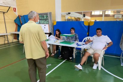 808 mesas electorales se han habilitado a lo largo de los 103 municipios almerienses .