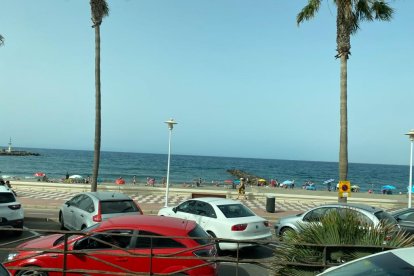 Las playas de Almería se van llenando en esta jornada electoral.