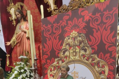 San Pedro presente en el altar del Santo Sepulcro.