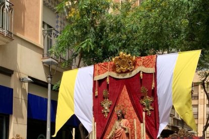 El obispo, visitando el altar del Santo Sepulcro.