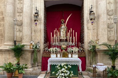 Altar de la Soledad en la puerta de Santiago.