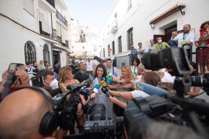 Olona atiende a los medios de comunicación.
