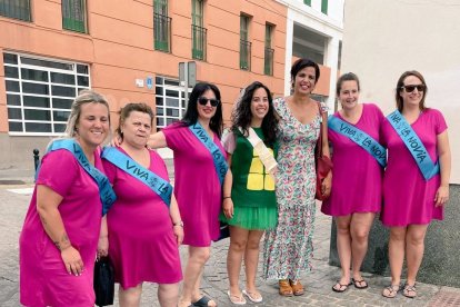 Teresa Rodríguez, candidata de Adelante Andalucía, se encuentra con una despedida de solteras cuando acude a votar.