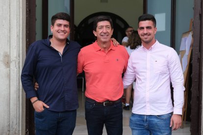 Juan Marín vota junto a sus hijos.