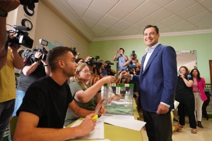 Juanma Moreno, candidato del PP a la Junta, ya ha votado.
