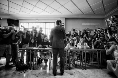 Juanma Moreno, atiende a los medios de comunicación. /Foto: José Antonio Ramos