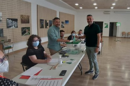 Juan Antonio Lorenzo, número 1 del PSOE por Almería, vota en Serón.