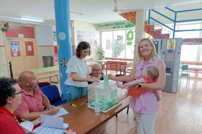 Teresa Piqueras Valarino ha votado en la Estación de Autobuses de Adra.