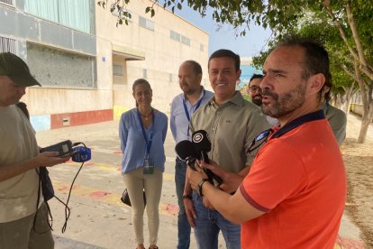 Javier Aurelino García, presidente del PP de Almería, atiende a los medios.