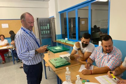 Luis Rogelio Rodríguez-Comendador en su colegio electoral.