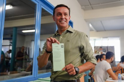 Javier A. García con su voto.