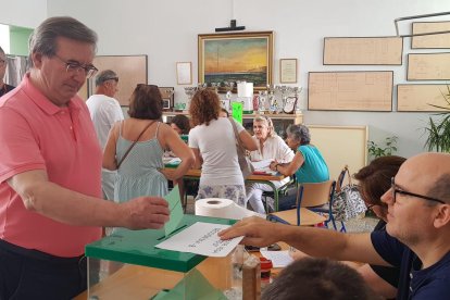 El secretario de Estado de Memoria Democrática y presidente del PSOE de la capital Fernando Martinez, vota en el Colegio Lope de Vega.