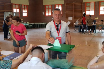 Vota el diputado socialista en el Congreso y secretario general del PSOE de Almería, Indalecio Gutiérrez.