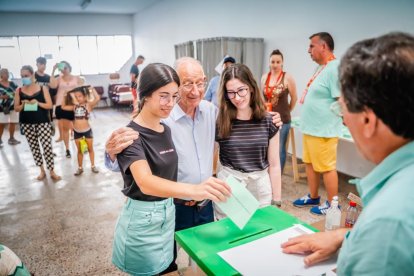 El alcalde de Roquetas, Gabriel Amat, vota en su municipio.