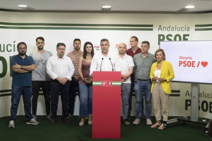 Juan Antonio Lorenzo junto a los miembros de la candidatura socialista.