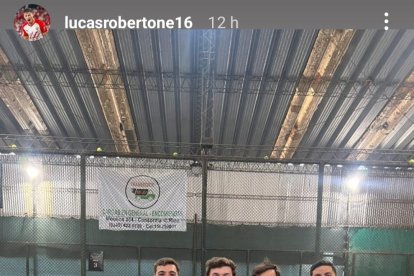 Lucas Robertone se pasa al pádel durante las vacaciones.