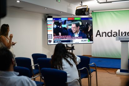 Seguimiento del escrutinio en la sala de prensa.