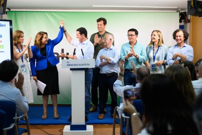 García levanta las manos de la número 1, Crespo.