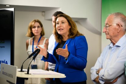 En el centro, Carmen Crespo.