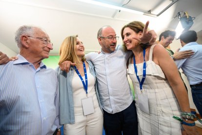 Dos parlamentarias electas junto a Amat y Rodríguez-Comendador.