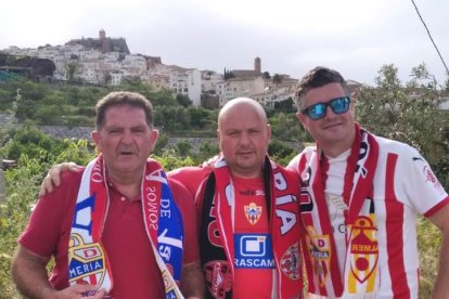 José Antonio Pérez, Juan Francisco Cano y Antonio Cuevas con Serón al fondo.