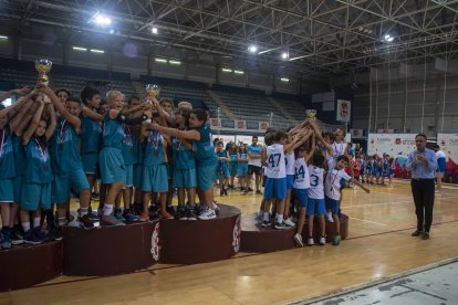 Recibiendo los premios tras un curso brillante.