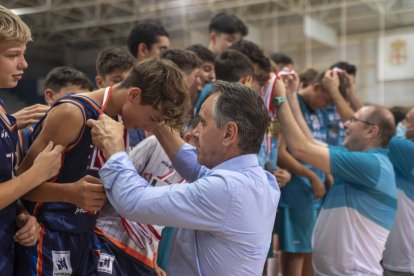 Juanjo Segura entregando las medallas.