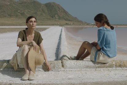 Isabel Ampudia e Iria del Río, en las balsas de sal de Las Salinas.