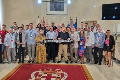Foto de familia en el Salón de Plenos del Ayuntamiento de Almería.