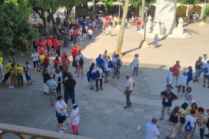 La Plaza Vieja se fue llenando de gente a lo largo de la tarde.