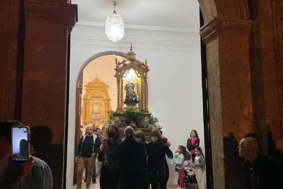 Salida de la Pequeñica desde su santuario.
