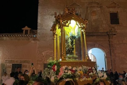 La Virgen del Saliente, a las puertas de su santuario.