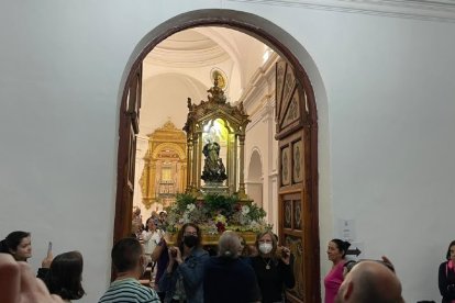 La Virgen del Saliente, saliendo del santuario.