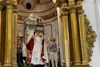 Antonio Jesús María Saldaña Martínez, rector del santuario, tras sacar a la Virgen del Saliente de su urna.