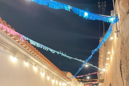 Guirnaldas y luces en Los Cerricos para recibir a la Virgen del Saliente.