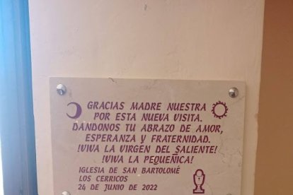 Una placa recuerda ahora la visita de la Virgen del Saliente a Los Cerricos.