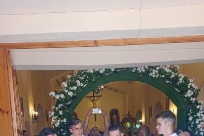 Salida de la procesión de la Virgen del Saliente por Los Cerricos.