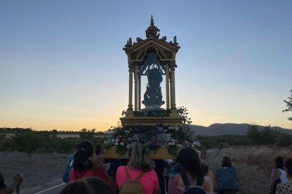 Instantánea de la Virgen del Saliente en el atardecer.