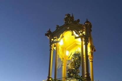 La Virgen del Saliente, entrando en la noche.