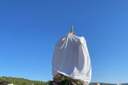 Una tela tapaba a la Pequeñica en el traslado a Chirivel.