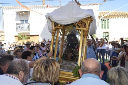 La Pequeñica, saliendo de la iglesia de Los Cerricos.