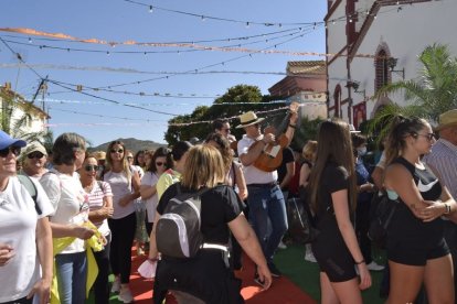 Una multitud acompañó a la Pequeñica desde Los Cerricos hacia Chirivel.