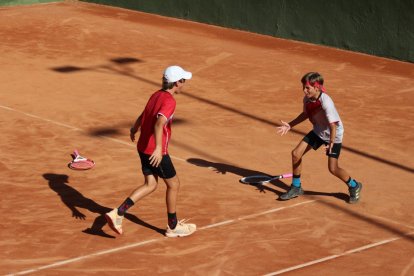 Una pareja andaluza celebra el título.