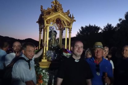 El párroco de Vélez-Rubio, acompañando a La Pequeñica.