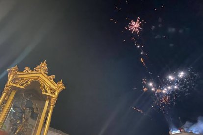 Fuegos artificiales para darle la bienvenida a la Virgen del Saliente.