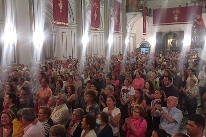 Una multitud recibió, a la una de la madrugada, a la Virgen del Saliente.