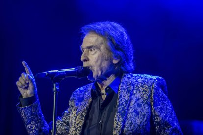 Cantando Renacer como el Ave Fénix comenzó Raphael su concierto del sábado en Almería.
