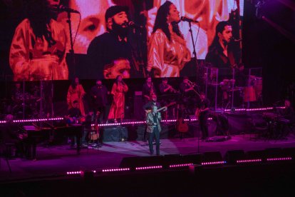 La Plaza de Toros de Almería vibró con el concierto de Raphael.