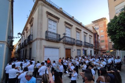 La Banda de cornetas y tambores Nuestra Señora del Carmen, abriendo el cortejo.