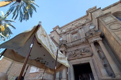 El Santísimo, bajo palio, ante la fachada de la Catedral. 